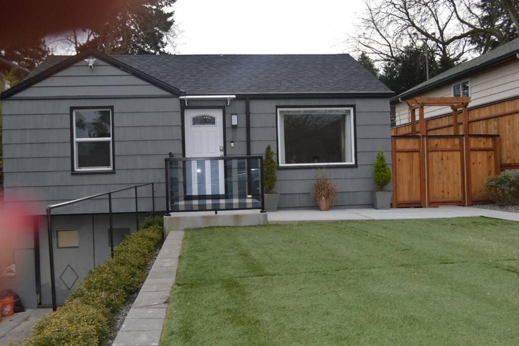 Cozy Crown Hill Carkeek Cottage W/3 Beds, Full Kitchen & Backyard In North Seattle Exterior photo