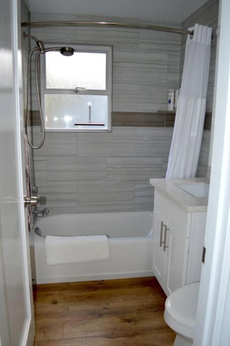 Cozy Crown Hill Carkeek Cottage W/3 Beds, Full Kitchen & Backyard In North Seattle Exterior photo