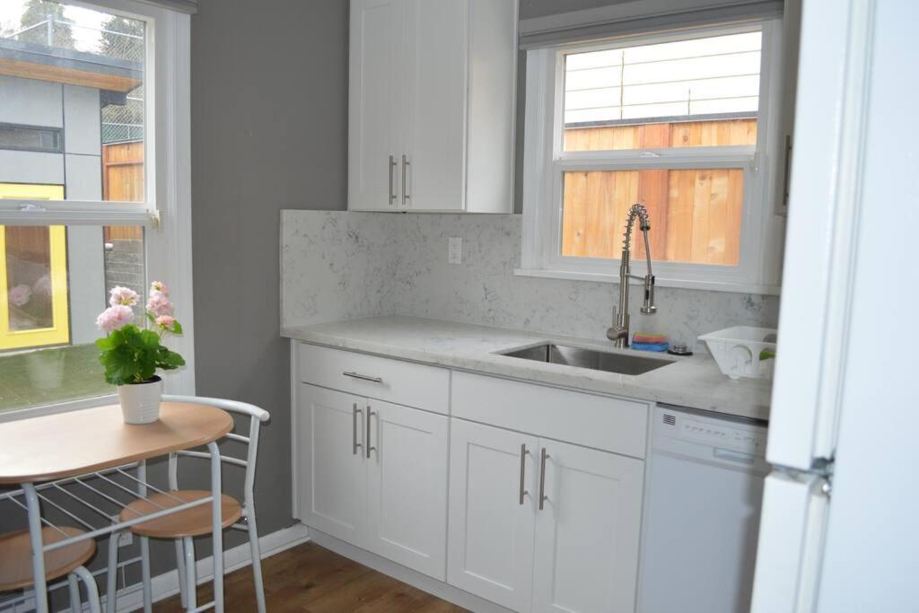 Cozy Crown Hill Carkeek Cottage W/3 Beds, Full Kitchen & Backyard In North Seattle Exterior photo