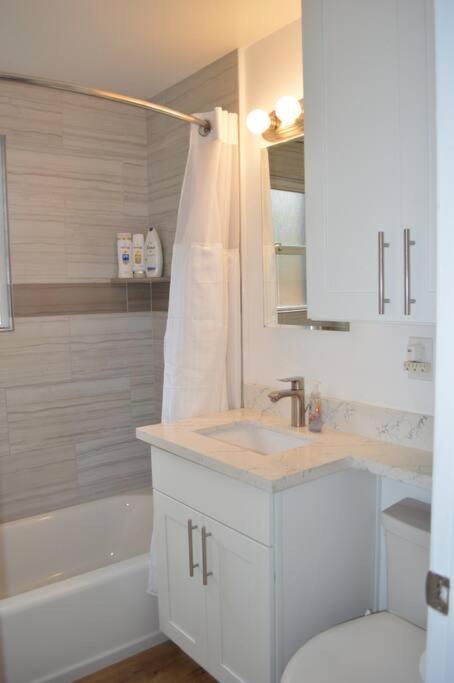 Cozy Crown Hill Carkeek Cottage W/3 Beds, Full Kitchen & Backyard In North Seattle Exterior photo